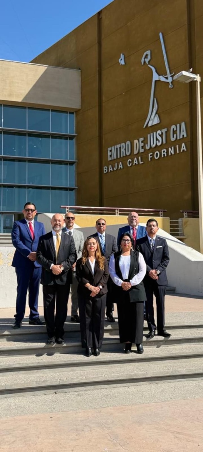 Fotografía del equipo en edificio institucional